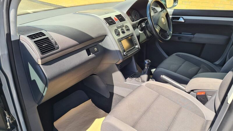 VOLKSWAGEN TOURAN